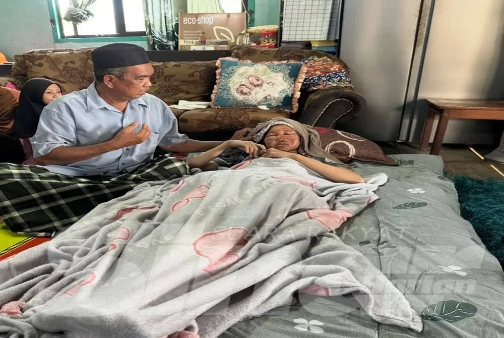 Mazelan (kiri) yang duduk di sini Nur Fariesya Syaila (kanan) yang terbaring akibat lecur kerana kebakaran. FOTO ADILA SHARINNI WAHID
FOTO SINAR HARIAN - ADILA SHARINNI WAHID