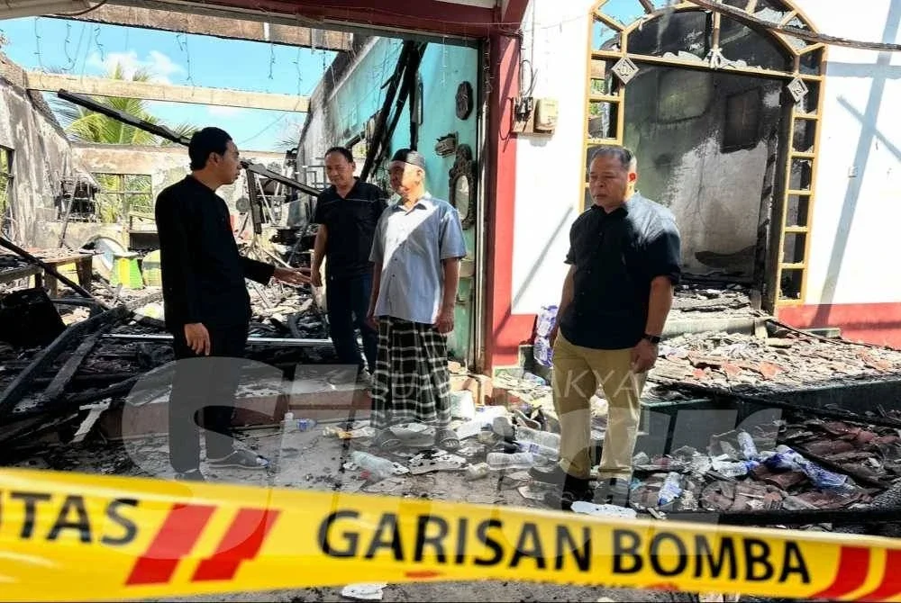Mazelan (dua dari kanan) yang membawa Aiman Yusri (kiri) melihat keadaan rumahnya yang terbakar. FOTO ADILA SHARINNI WAHID
FOTO SINAR HARIAN - ADILA SHARINNI WAHID