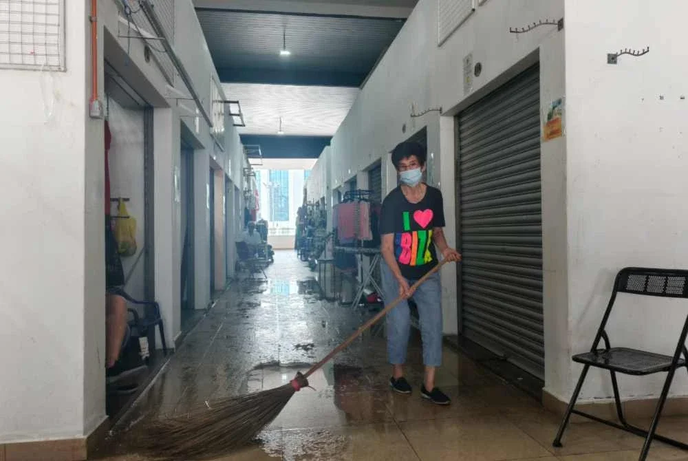 Kawasan peniaga pakaian di Pasar Besar Seremban dilimpahi air berikutan kejadian saluran paip tangki pecah.