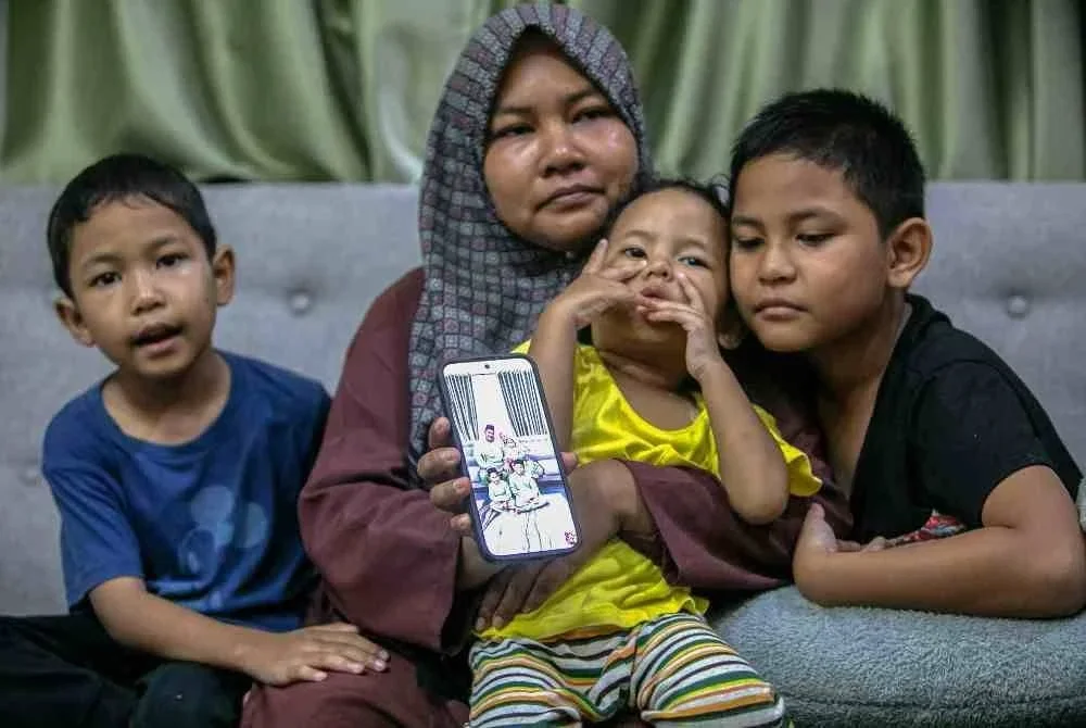 Balu, Nor Nadia Abdul Majid 32, (dua,kiri) bersama anak-anaknya iaitu Muhammad Aqif Amsyar 9, (kanan), Muhammad Atif Izz Rayqal 7, (kiri) dan Nur Humaira 2, (tiga,kiri). Foto Bernama