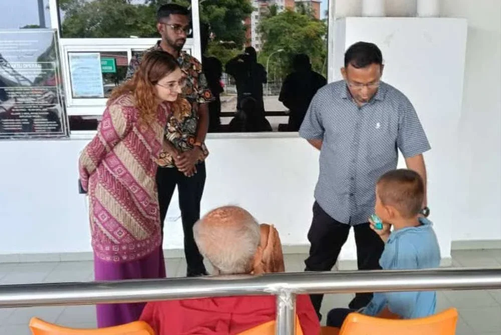 Rajasekaran (berdiri kanan) ketika melihat keadaan kanak-kanak itu di hospital