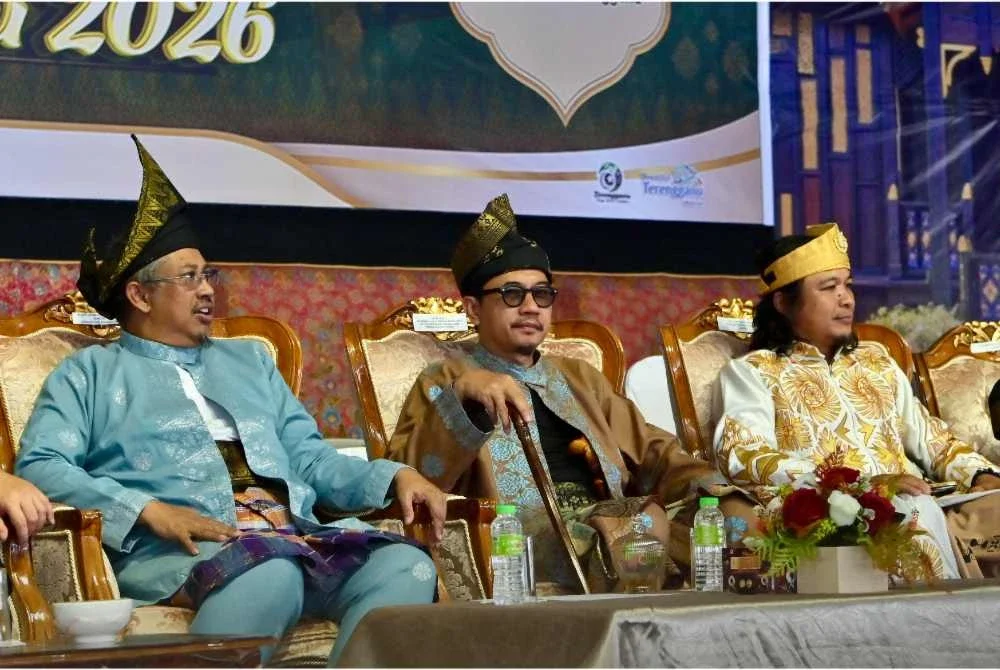 Mohd Nor (kiri) bersama Pengarah Ijtimak Antarabangsa Perpaduan Ummah ke-5 dan Himpunan Alam Melayu 2026, Dr Muhammad Khalil Abdul Hadi (tengah) ketika program yang berlangsung di Kompleks Sukan Negeri Terengganu di Kuala Nerus.
