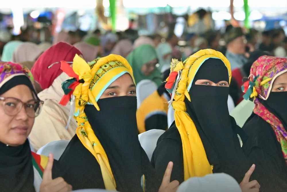 Antara pengunjung luar yang hadir sempena program Ijtimak Antarabangsa Perpaduan Ummah ke-5 dan Himpunan Alam Melayu 2026 di Kompleks Sukan Negeri Terengganu, Kuala Nerus pada Jumaat.