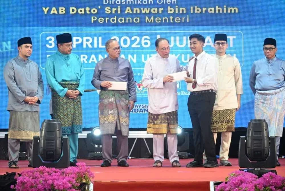 Anwar menyampaikan sumbangan kepada antara pelajar anak Pahang yang cemerlang SPM 2025