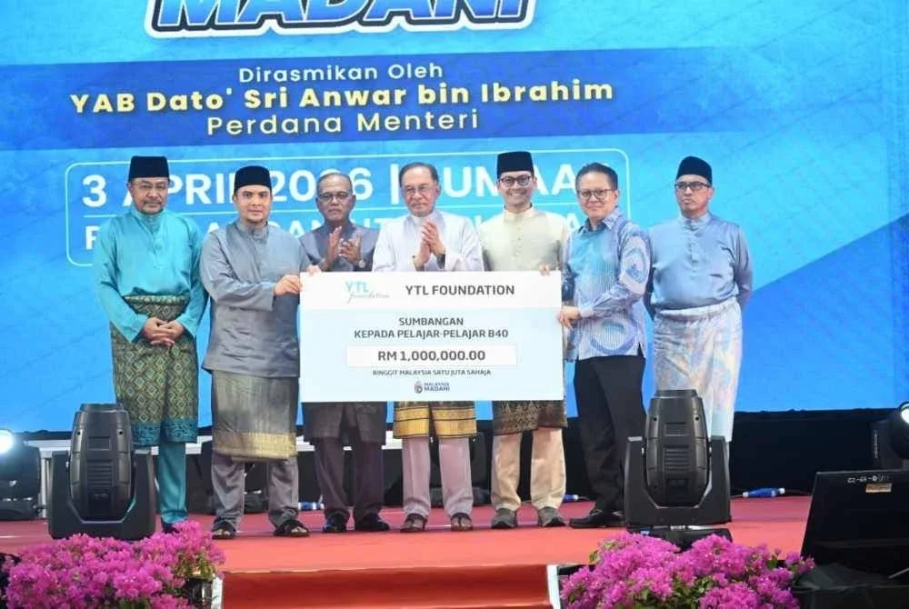 Perdana Menteri menyampaikan cek sebagai simbolik sumbangan kepada pelajar B40 di Parlimen Kuantan dan Indera Mahkota sempena Program Himpunan Anak Pahang Madani di Kuantan pada Jumaat.