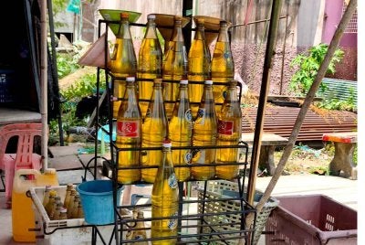 RON95 yang diseludup dari Malaysia dijual pada harga 30 baht (RM3.70) untuk isi padu 710 milimeter sebotol namun, bekalan juga terhad.
