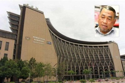 Bagi memastikan negara boleh bertahan demi masa depan kita tidak boleh lagi habiskan semua sumber kewangan yang ada untuk memberikan subsidi dalam tempoh genting ini. Gambar kecil: Barjoyai