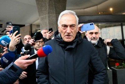 Gravina meninggalkan ibu pejabat FIGC selepas satu mesyuarat pihak berkuasa bola sepak Itali di Rome pada 2 April 2026. Foto AFP
