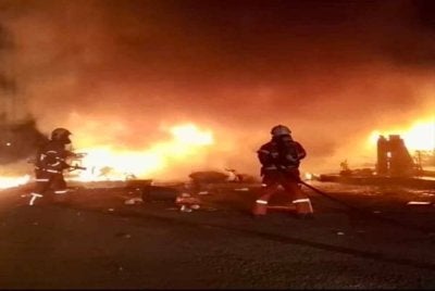 Api yang marak membakar sebuah premis kedai di Kuala Krai. FOTO: Bomba