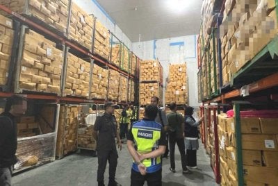 Op Taring Chiller di sekitar daerah Sungai Buloh berjaya melumpuhkan sindiket penyeludupan dan pengedaran makanan sejuk beku pada Rabu. Foto PDRM