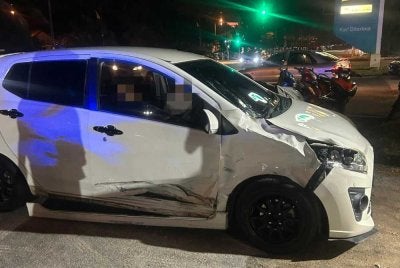 Keadaan Perodua Axia remuk kesan dirempuh motosikal mangsa.