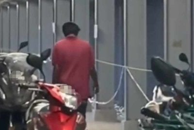 Tangkap layar rakaman video tular mendakwa seorang lelaki melakukan gangguan seksual di Stesen MRT Kajang.