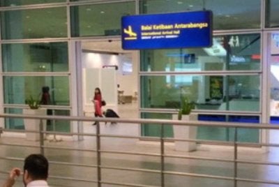 Rampasan itu dilakukan terhadap seorang lelaki warga Switzerland di balai ketibaan. Gambar hiasan
