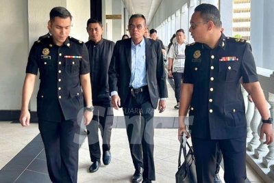 Wan Abdul Latiff (dua dari kanan) didakwa di Mahkamah Sesyen Kuala Lumpur pada Jumaat, atas satu pertuduhan menerima suapan.