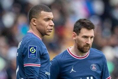 Mbappe (kiri) dan Messi pernah bergandingan bersama di PSG.