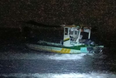 Bot dipercayai milik mangsa ditemui terdampar di kawasan Pantai Sepat di sini. Foto JBPM Pahang