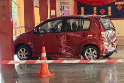 Dua kenderaan rosak dalam insiden pelanggaran di sebuah sekolah menengah di Kulim. Foto ihsan pembaca