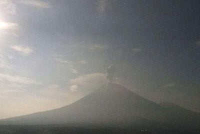 Gunung Semeru di Jawa Timur, meletus empat kali pada awal Jumaat. Foto Antara/HO-PVMBG
