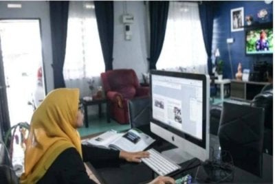 Pelaksanaan bekerja dari rumah (BDR) yang bakal bermula 15 April ini berpotensi menghasilkan penjimatan sebanyak RM169 juta sebulan atau RM2.03 bilion setahun. Gambar hiasan