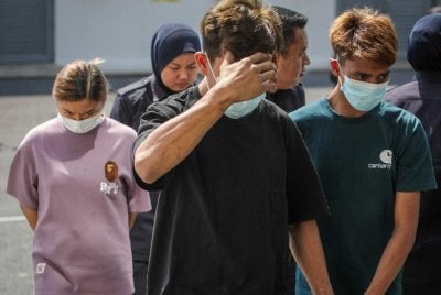 Tiga individu termasuk pasangan suami isteri dihadapkan ke Mahkamah Majistret Kangar atas pertuduhan mengedar 510 kg dadah jenis methamphetamine di Wang Kelian, Mac lepas. Foto Bernama