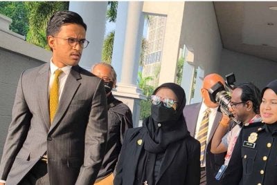 Lavanesh (kiri) mengiringi Norhazni (dua dari kiri) ke Mahkamah Sesyen Kuala Lumpur pada Jumaat.