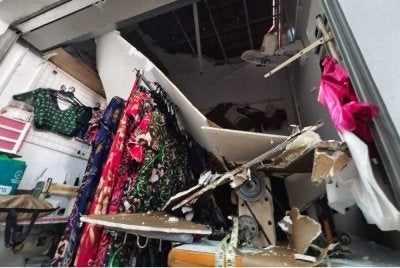 Siling premis kedai jahit di Pasar Besar Seremban runtuh berikutan kejadian saluran paip air ke tangki pecah.