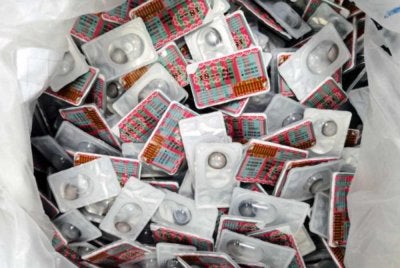 KKM memaklumkan penjualan kanta lekap dan alat optik secara dalam talian di mana-mana platform e-dagang dilarang sama sekali. Gambar hiasan