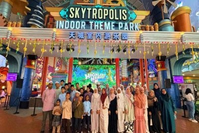 Kanak-kanak dari Badan Amal Nur Zaharah, Janda Baik menikmati pelbagai permainan dan tunggangan di taman tema Skytropolis sempena program CSR Jom Lepak Open Hause anjuran Resorts World Genting.