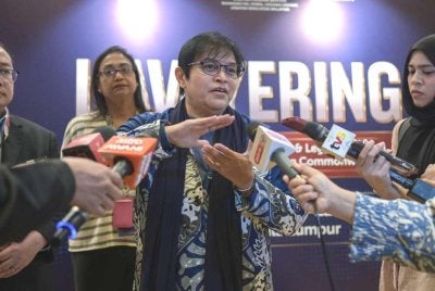 Azalina bercakap kepada pemberita selepas menyampaikan ucaptama pada persidangan Persatuan Pendidikan Undang-Undang Komanwel (CLEA) pada Jumaat. Foto Bernama