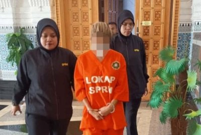 Seorang wanita ditahan reman SPRM untuk siasatan kes kemuka dokumen mengandungi butiran matan palsu kira-kira RM4 juta. - Foto SPRM