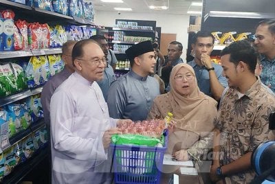Perdana Menteri sempat 'berbelanja' di Madani Mart ketika meninjau operasi kedai di Indera Mahkota 8 yang dirasmikan pada Jumaat.