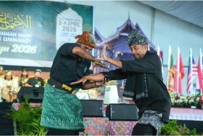 Program Himpunan Alam Melayu yang berlangsung pada Jumaat diserikan dengan persembahan silat oleh Wan Hizhan Wan Jusoh atau lebih dikenali sebagai Ayah Mad Dungun (kanan) serta bekas juara silat negara, Ruzaidi Abdul Rahman.