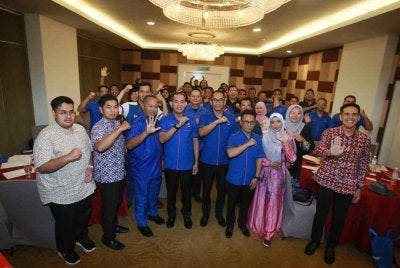 Mohammad Abiddin (lima dari kiri) bergambar bersama pegawai dan petugas media di Program Santuni Media Madani APM 2026 di Shah Alam pada Jumaat.