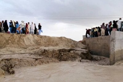 Hujan lebat disertai angin kencang dan ribut petir mencetuskan huru-hara di wilayah Balochistan serta bandar pelabuhan selatan Karachi