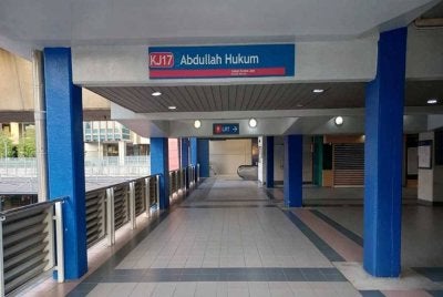 Perkhidmatan LRT di Stesen Abdullah Hukum tergendala susulan satu insiden melibatkan seorang penumpang yang terjatuh di kawasan landasan. 