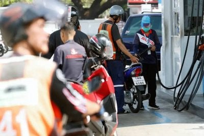 Pemeriksaan sedang dijalankan di stesen-stesen minyak oleh Polis Diraja Thailand dan Jabatan Pentadbiran Wilayah.