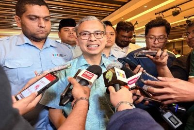 Fahmi (tengah) bercakap kepada pemberita selepas berucap dalam Majlis Perasmian Mesyuarat Agung Tahunan Cabang Keadilan Wilayah Persekutuan pada Jumaat.