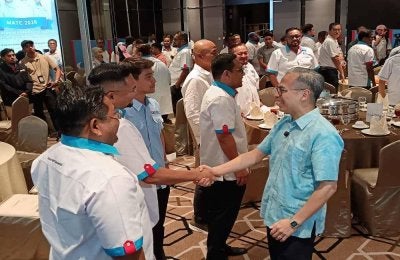 Fahmi (kanan) ketika menghadiri Majlis Perasmian Mesyuarat Agung Tahunan Cabang Keadilan Wilayah Persekutuan pada Jumaat.
