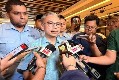 Fahmi (tengah) bercakap kepada pemberita selepas berucap dalam Majlis Perasmian Mesyuarat Agung Tahunan Cabang Keadilan Wilayah Persekutuan pada Jumaat. 