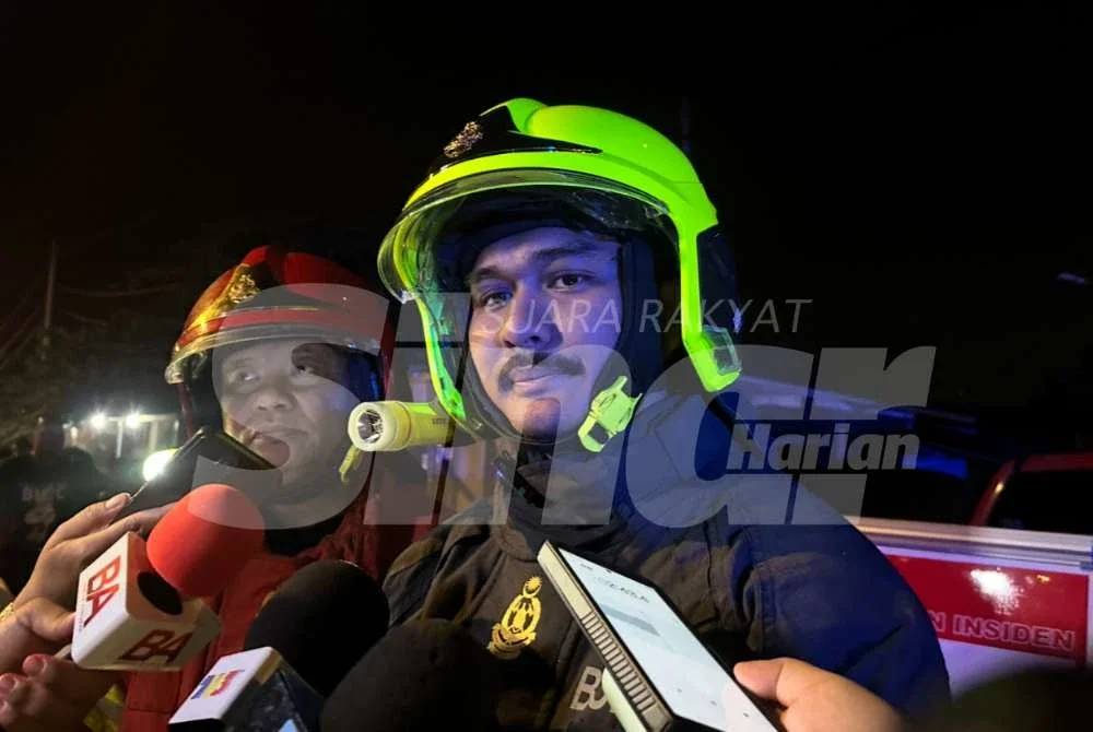 Mohd Farid (kanan) bercakap kepada pemberita di lokasi kejadian. Foto: ADILA SHARINNI WAHID