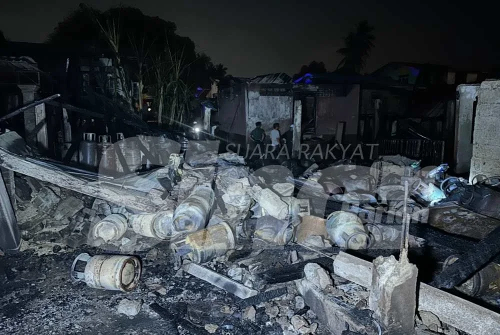 Longgokan tong gas yang terbakar dalam kejadian pada Jumaat. Foto: ADILA SHARINNI WAHID