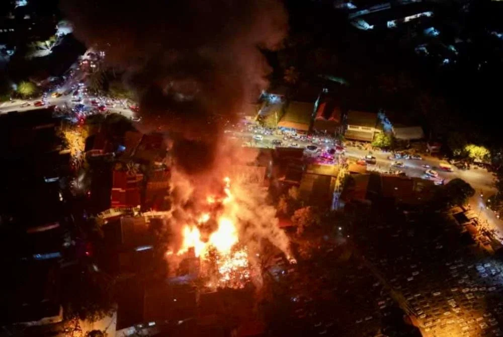 Imej kebakaran rumah diambil dari dron yang dikongsi pembaca.