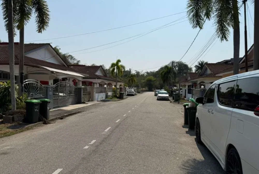 Lokasi kejadian insiden kemalangan membabitkan lima kenderaan di Taman Pinang Emas, Bukit Pinang pada Jumaat. Foto: PDRM