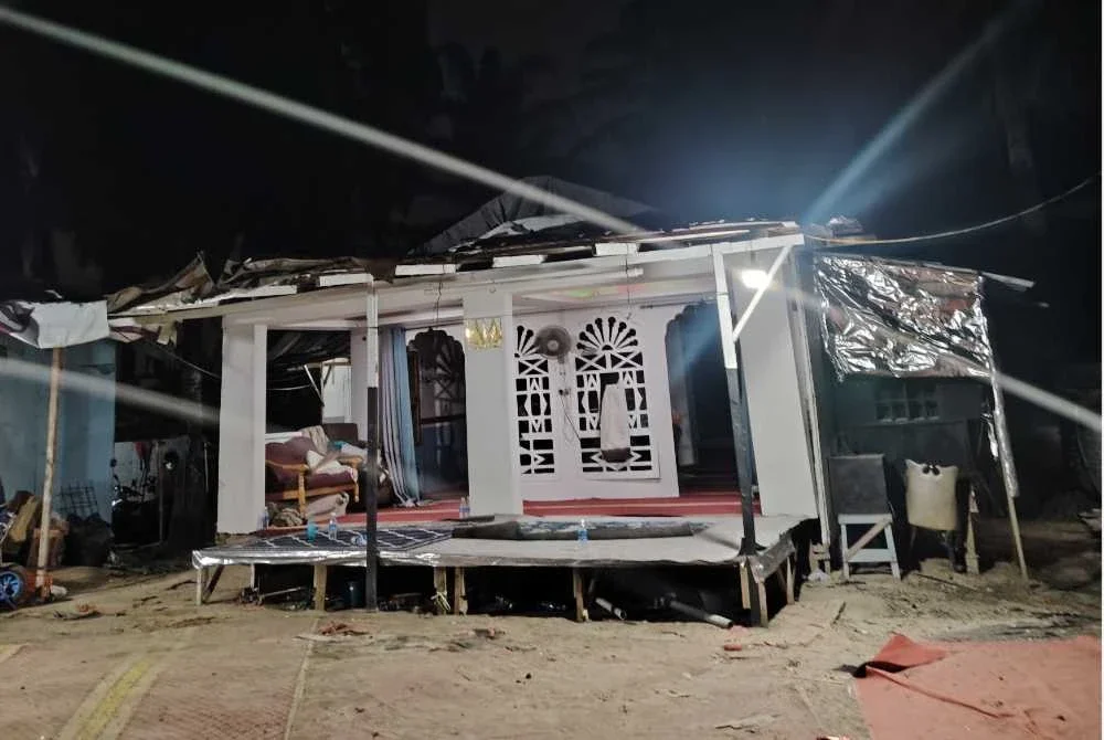Kemudahan surau antara fasiliti dibina di penempatan haram sekali gus menggambarkan lokasi terbabit sudah lama beroperasi.