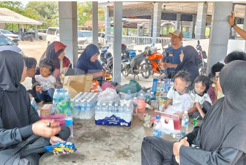 Ahli keluarga berkumpul bagi menunggu perkembangan terkini pencarian Mohd Ishak.