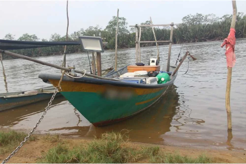Antara bot nelayan yang terlibat kemalangan di muka Kuala Sungai Mangkok, di Setiu pada pagi Sabtu.