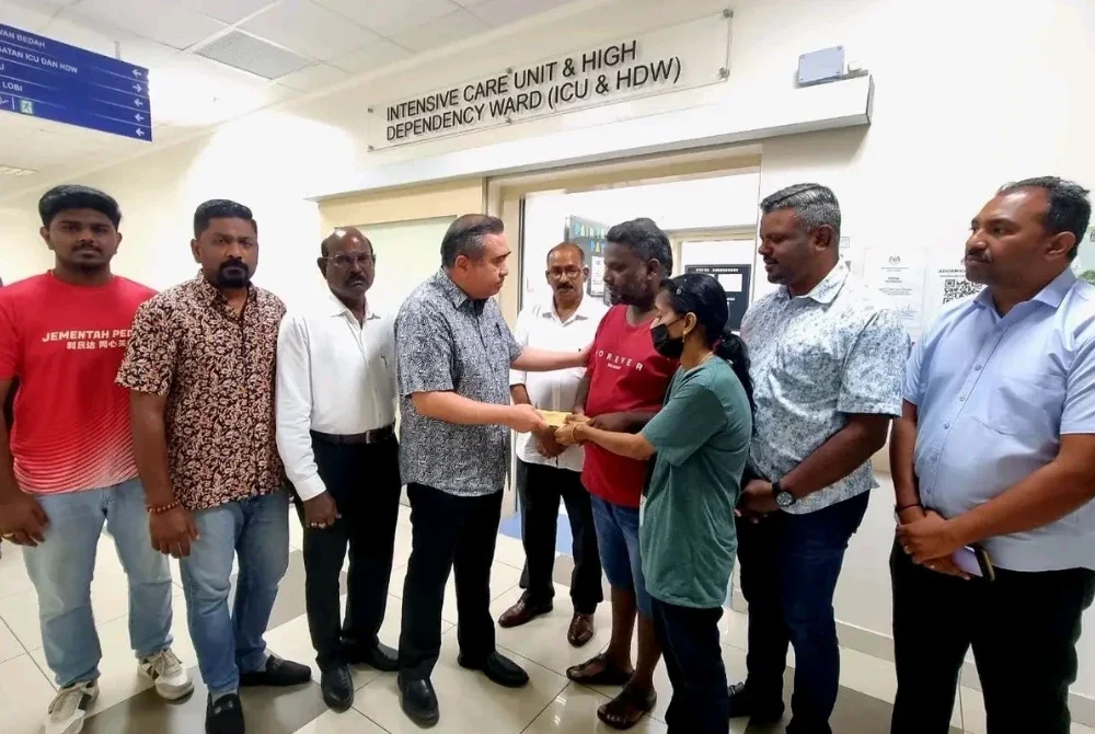 Anthony Loke (empat dari kiri) ketika menziarahi ahli keluarga mangsa di Hospital Segamat, Johor pada Sabtu.