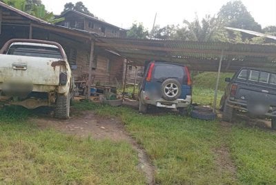 Kenderaan pacuan empat roda yang diisi dengan diesel pengangkutan utama penduduk di pedalaman Sabah.
