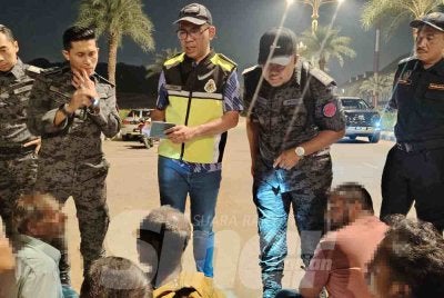 Khairrul Aminus (tengah) dan Zakaria (kanan) semasa Op Bersepadu Mega ke atas tiga penempatan warga asing di Setia Alam, Shah Alam.