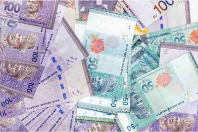 Ringgit dijangka bergerak dalam julat hampir RM4.05 berbanding dolar AS berikutan ketegangan geopolitik selain risiko bekalan. Gambar hiasan 